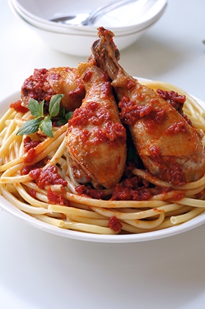 Chicken with sun-dried tomato sauce and thick spaghetti